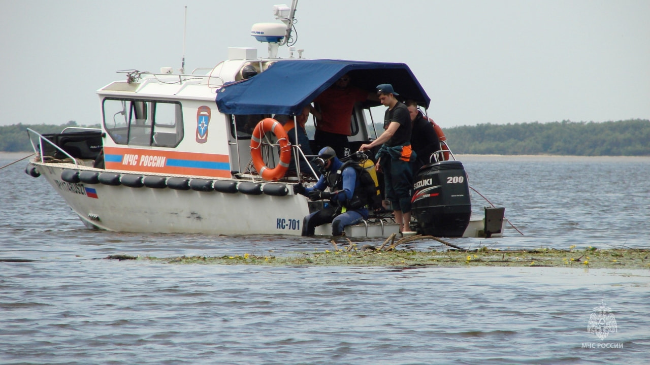 Спасатели продолжают поиск пропавшего на Амуре судоводителя (ФОТО)
