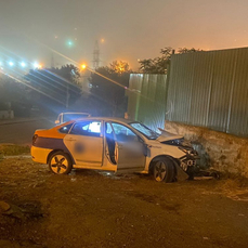 Во Владивостоке разыскивают водителя, влетевшего на электромобиле каршеринга в забор
