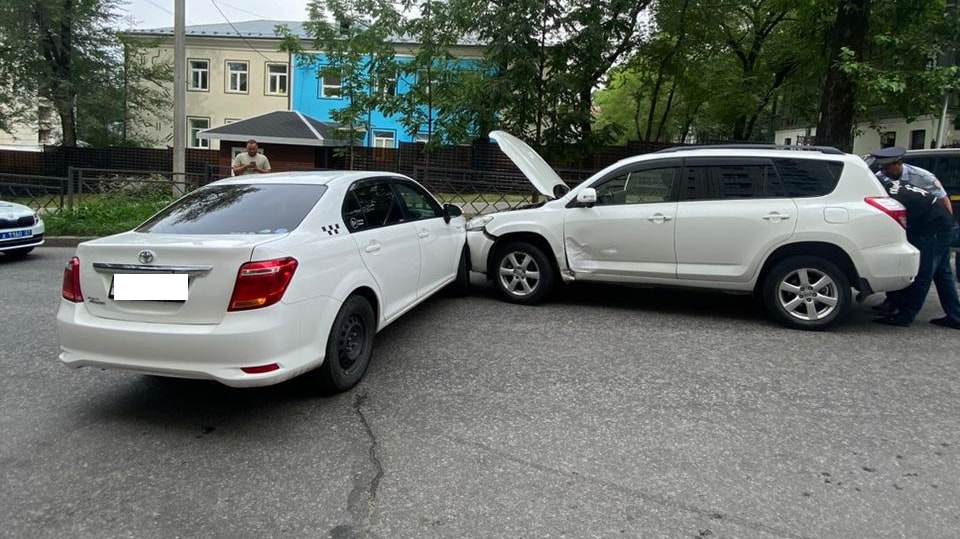 Бросил тапки и сбежал: гонщика-нарушителя ищет полиция Хабаровска (ФОТО)