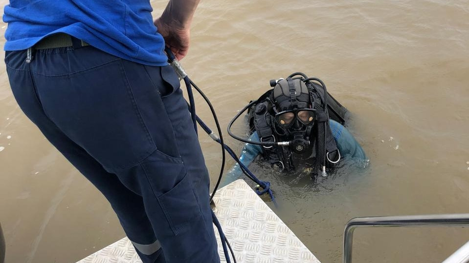 При спасении девочки мужчина утонул в озере Пивань