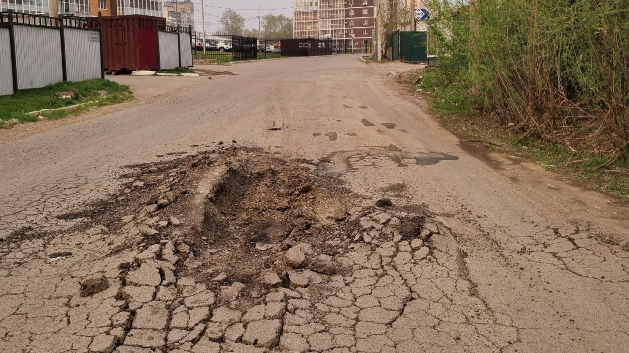 Остатки асфальта: годами размывает дорогу к новым ЖК в Хабаровске (ФОТО)