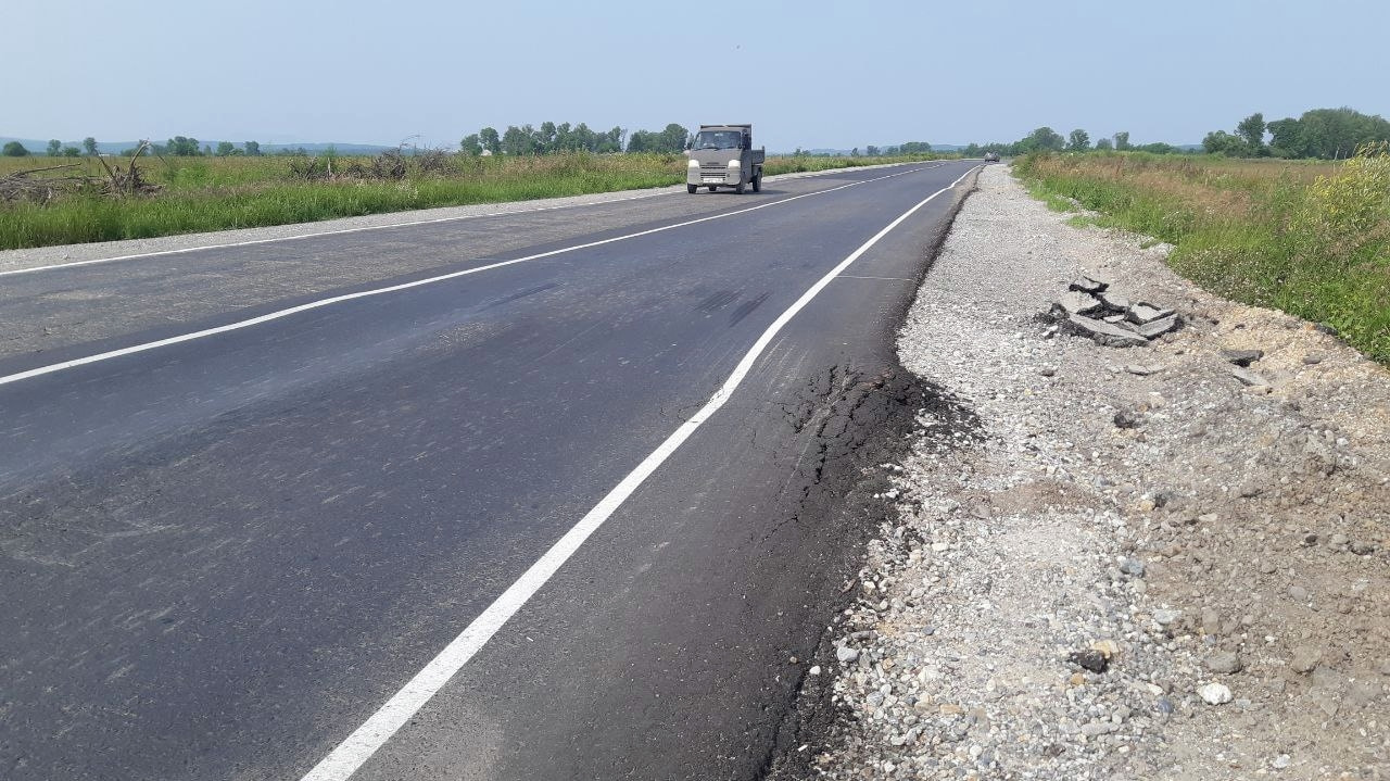 Отремонтированная дорога под Хабаровском снова стала проваливаться (ФОТО)