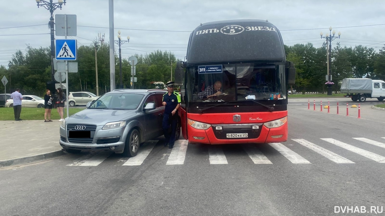 Хотел сэкономить: между Audi и автобусом зажало мужчину у аэропорта (ФОТО)