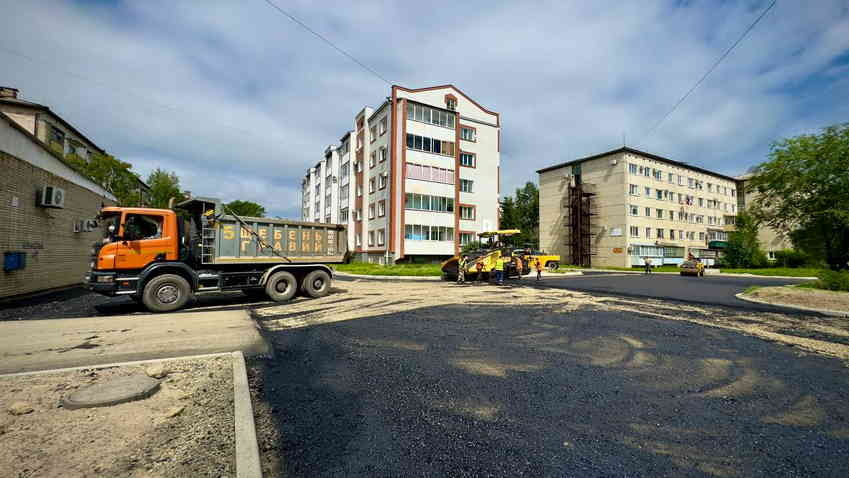 В Биробиджане асфальтируют проезды во дворы (ФОТО)