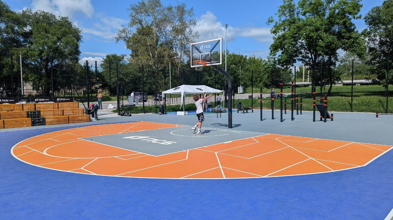 По всем правилам ФИБА сделана новая баскетбольная площадка в Хабаровске (ФОТО)