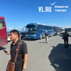 Спущенные колёса и 200 рублей экономии: автобусы с китайскими туристами оккупировали тесную парковку Токаревского маяка 