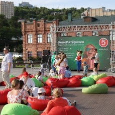 «Пятёрочка» приглашает жителей Владивостока смотреть кино под открытым небом