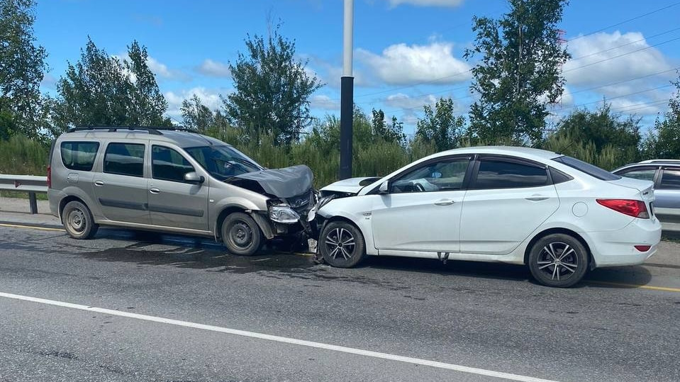Лобовое столкновение Lаdа и Hyundai произошло на въезде в Хабаровск