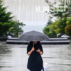 Сотни ярких зонтиков и вода со всех сторон: утром на Владивосток обрушился кинематографичный ливень 