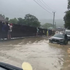 В Андреевке из-за отсутствия водоотведения начало перемывать дороги – туристы лезут по забору