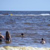 Вода в море после тайфуна зелёно-жёлтого цвета — newsvl.ru