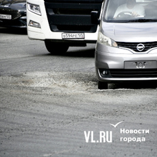После дождей на дорогах Владивостока снова стали разрастаться ямы