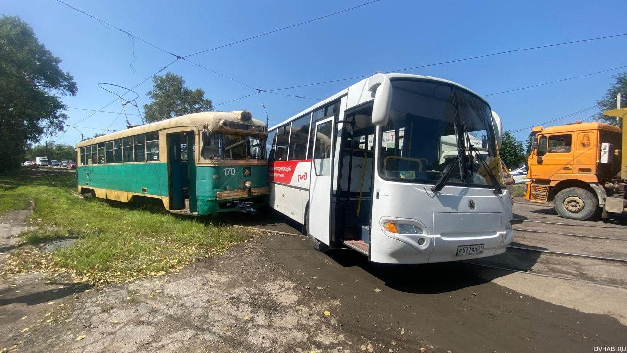 Трамвай № 5 и автобус столкнулись на Тихоокеанской (ФОТО)