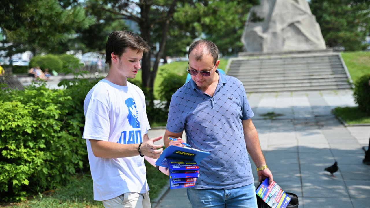Кто это такой - подписи за отставку Кравчука собирают в Хабаровске (ФОТО)