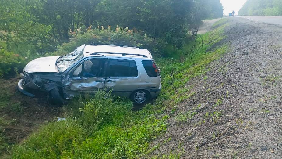 Грузовик и Toyota Raum столкнулись на трассе Хабаровск - Комсомольск (ФОТО)