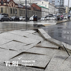 На обновлённой площади Семёновской за год так и не появились павильоны, а плитка уже начала расходиться