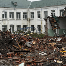 В школе Вольно-Надеждинского сносят развалившуюся пристройку и обследуют оставшиеся несущие конструкции