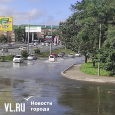 Реки кипятка: на Ильичёва во Владивостоке прорвало трубу с горячей водой прямо под дорогой 