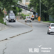 На улице Всеволода Сибирцева убрали делиниаторы, чтобы отремонтировать дорогу
