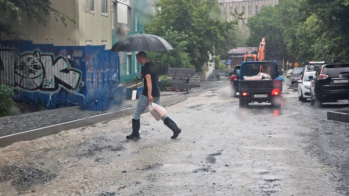 Во Владивостоке ливень: объявлено штормовое предупреждение (ФОТО)