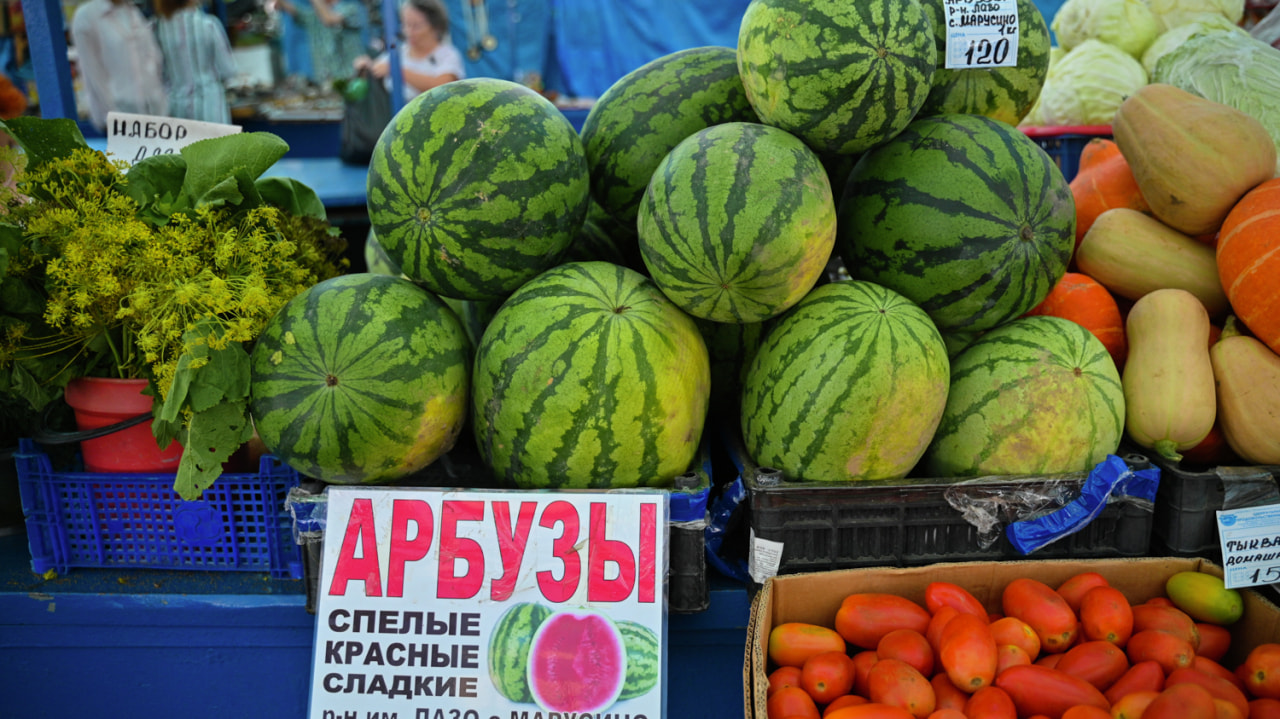 Опоздали на неделю: на рынках Хабаровска появились местные арбузы (ФОТО)