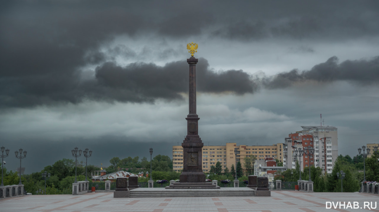 Внезапно потемнело: мощный ливень бушевал недолго в Хабаровске (ФОТО)