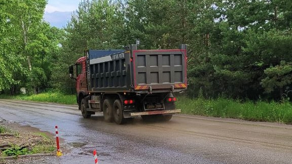 Самосвалы без номеров выносят грязь со стройки снегоплавильни (ФОТО)