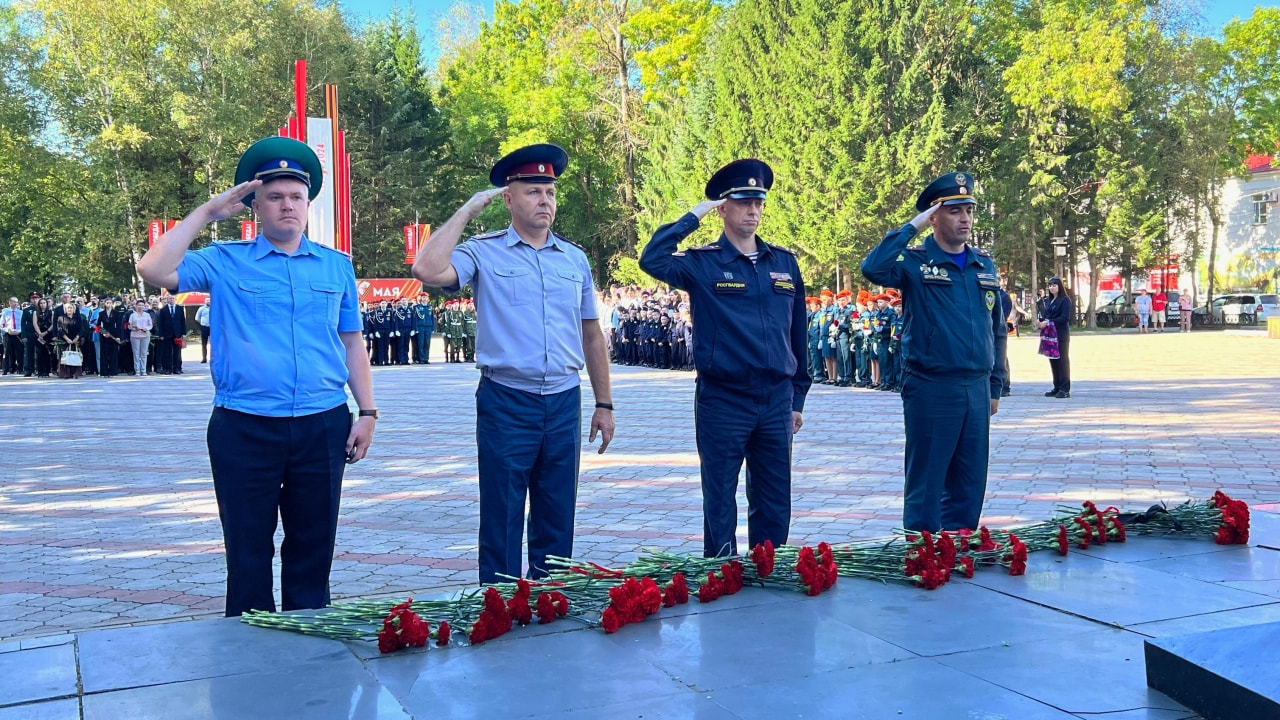 В сквере Победы в Биробиджане прошло торжественное возложение цветов (ФОТО)