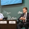 Модератор дискуссии, ведущая телеканала "Россия 24" Мария Кудрявцева и министр по развитию Дальнего Востока и Арктики Алексей Чекунков — newsvl.ru