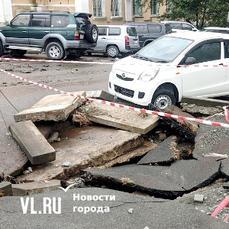 Двор и дорогу в районе сквера Хо Ши Мина на Борисенко засыпало землёй и камнями после прорыва на сетях (ФОТО; ВИДЕО)