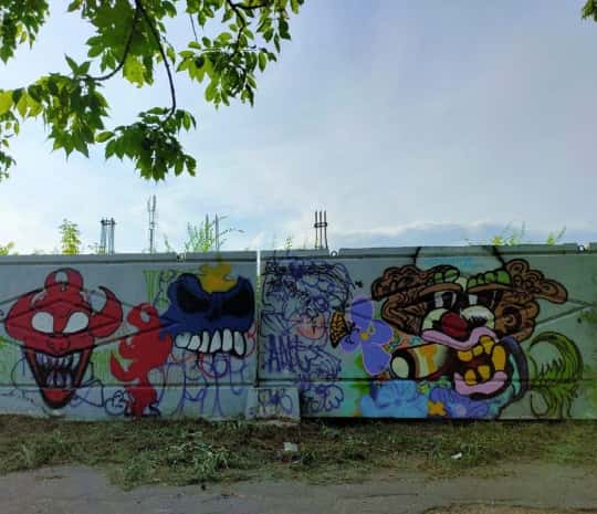 Забор вокруг несостоявшейся стройки в Комсомольске приспособили под ...