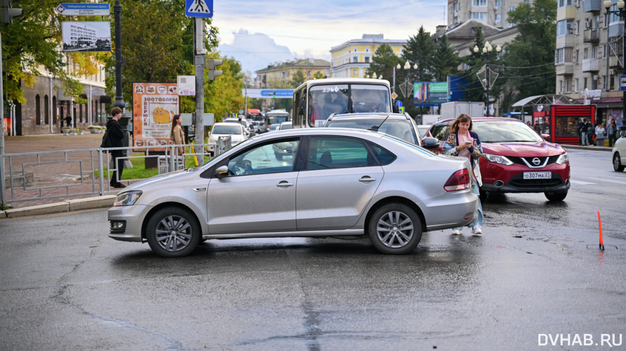 Гигантская пробка образовалась в центре Хабаровска из-за аварии (ФОТО)