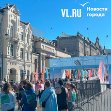 Participants of the “Bridge to Vladivostok” marathon finished collectively in the city’s central square (photo)