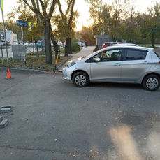 На Русской столкнулись Toyota Vitz и ребёнок на арендованном электросамокате