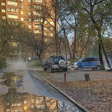 Около детского сада на Русской прорвало трубу с горячей водой