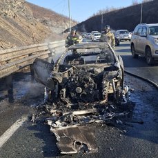 На объездной трассе во Владивостоке сгорел Mercedes (ВИДЕО)