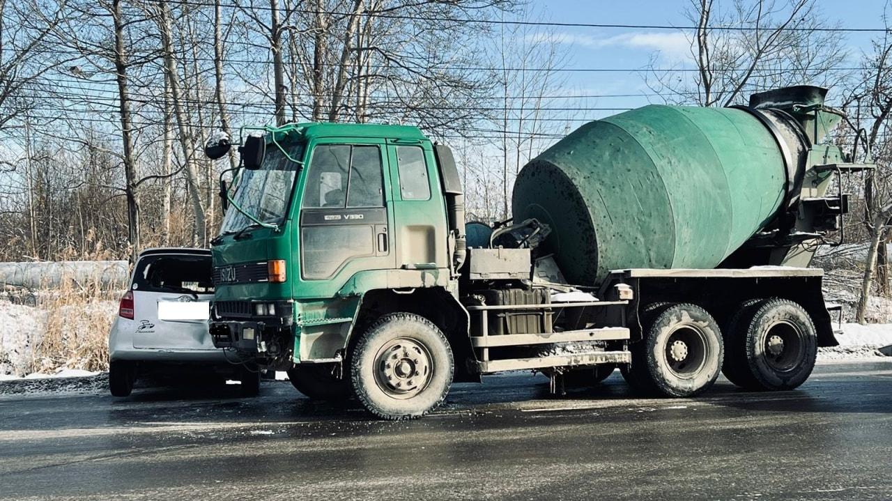 Сезон открыт: гололед стал причиной ДТП с Toyota Ractis и бетономешалкой (ФОТО)