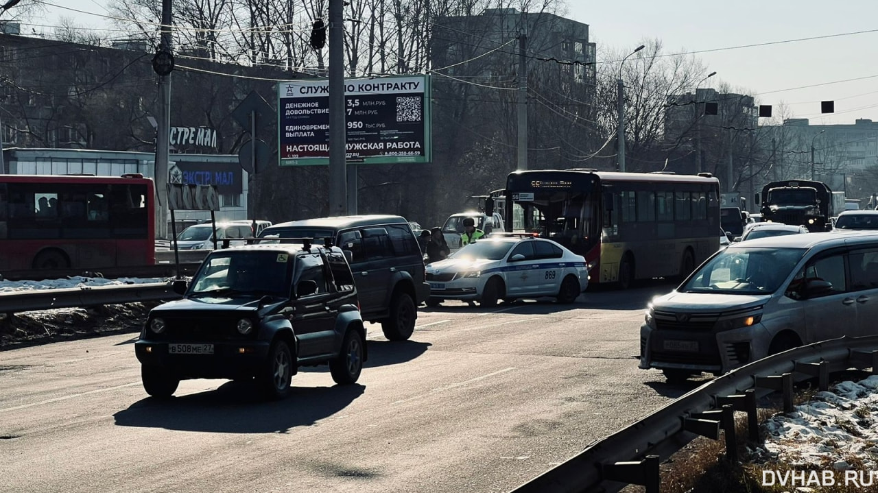 Масштабная пробка образовалась на проспекте из-за ДТП с автобусом (ФОТО)