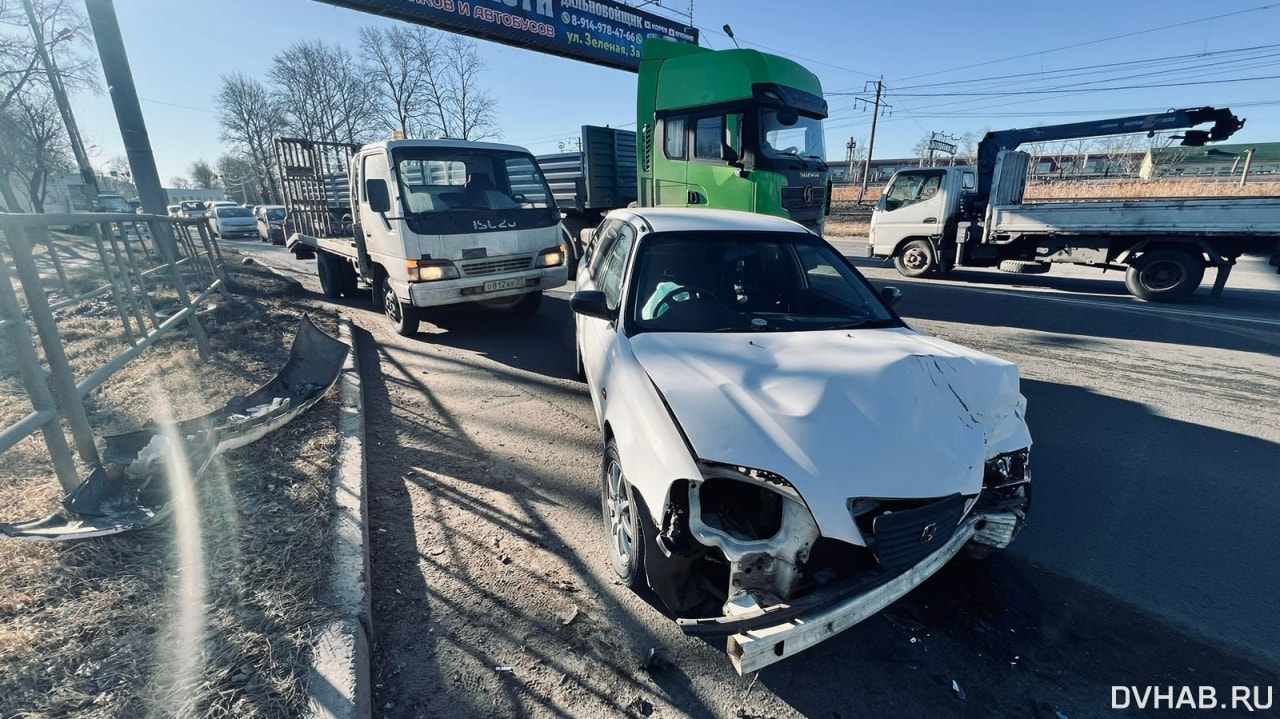 Из-за столкновения Mazda и Honda на проспекте образовалась пробка (ФОТО)