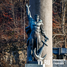 Гостей города на въезде во Владивосток теперь встречает &laquo;зелёный человечек&raquo; – памятник моряку-тихоокеанцу, изменивший цвет, могут отремонтировать весной