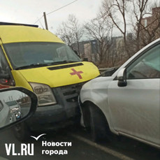 Во Владивостоке скорая помощь столкнулась со встречным автомобилем, когда объезжала пробку