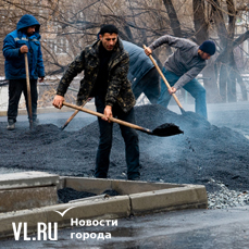 Дождь не помешал дорожникам во Владивостоке асфальтировать парковочный карман на Бурачка (ФОТО, ВИДЕО)