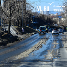 Ночью замерзают, днём воняют: дороги Владивостока утопают в постоянных течах (ФОТО)