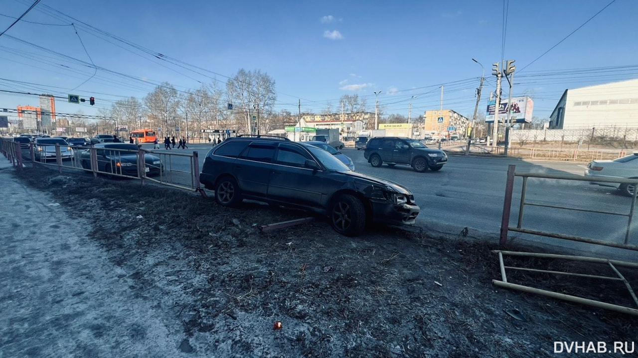 Ограждение на Краснореченской снес водитель Toyota Corolla (ФОТО)