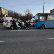 Водитель внедорожника пострадал после аварии с пассажирским автобусом в Находке