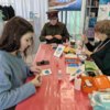 Клеили открытки для мам — newsvl.ru