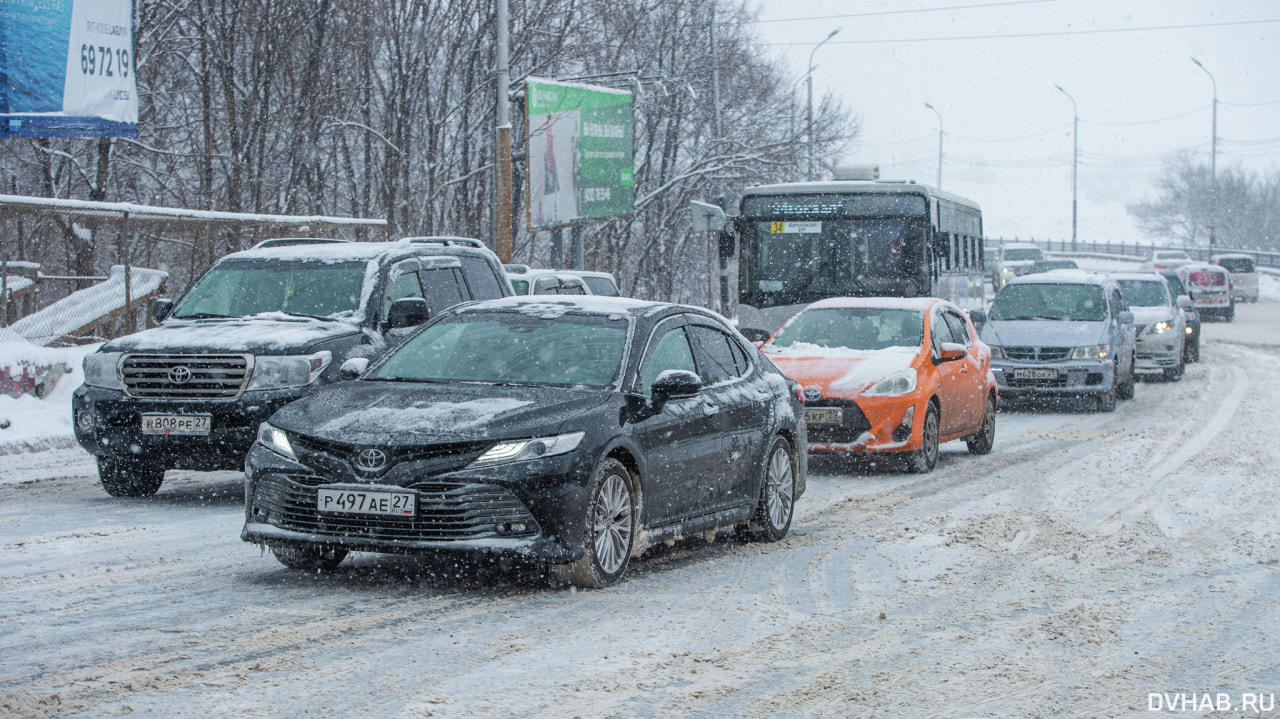 Пробки сковали Хабаровск из-за метели и снегопада (ОБНОВЛЕНИЕ)