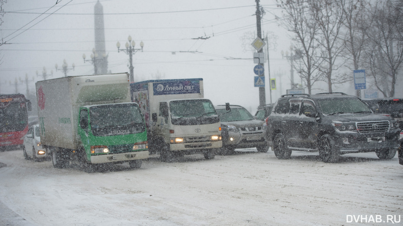 Пробки парализовали Хабаровск из-за снегопада