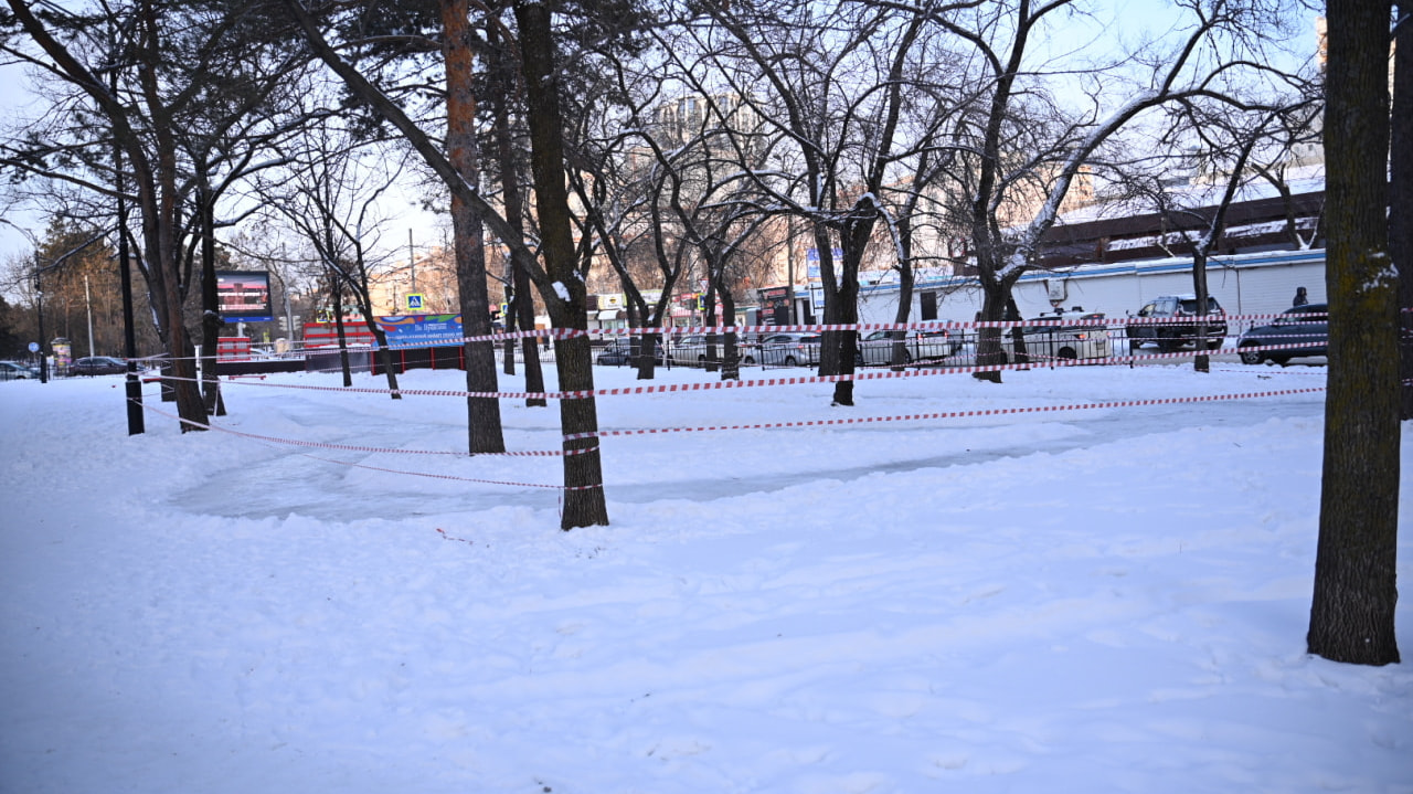 Когда начнут заливать каток в новогоднем городке на Амурском бульваре - рассказали в мэрии