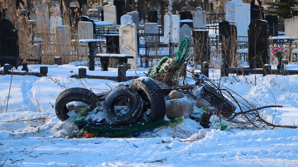 Диван и покрышки вывезли со стихийной свалки на центральном кладбище (ФОТО)